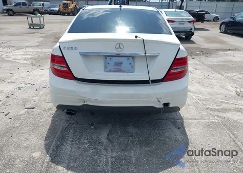 2014 Mercedes-Benz C 250 Luxury/Sport z USA, uszkodzony, nr VIN WDDGF4HB2EA963886